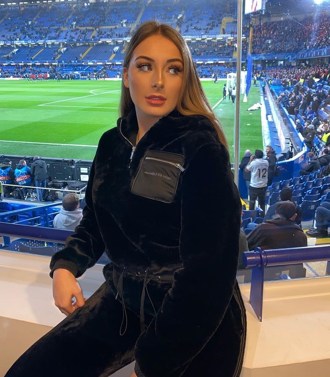 Saat tak mengunjungi dokter bedah plastik, Leah Monroe mengaku sangat suka berbelanja. Ia kerap berbagi gaya seksinya kepada 43 ribu lebih pengikutnya di Instagram. Foto: dok. Instagram @leahmonroe_