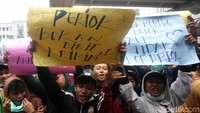 Massa meneriakkan tuntutan mereka, yaitu meminta Yassona Laoly meminta maaf kepada warga Tanjung Priok atas ucapannya. Mereka juga berteriak, Priok Bukan Kriminal !!!.