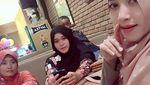 Begini Pose Ngopi Angely Emitasari, Kades Lamongan yang Cantik