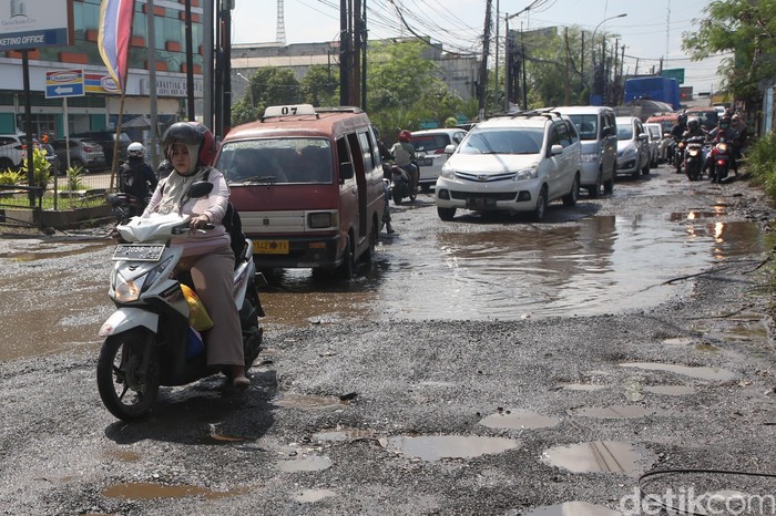 Jalan Raya Kaliabang di Bekasi, Jawa Barat, terlihat mengalami kerusakan parah. Kondisinya bak kubangan kerbau.