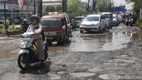 Lapisan aspal mengelupas hingga menimbulkan lubang di sejumlah jalan.