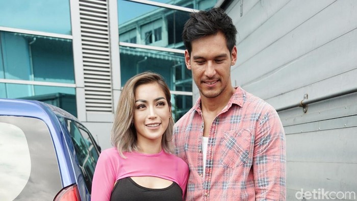 Jessica Iskandar dan Richard Kyle saat ditemui di studio Trans TV.