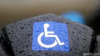 Stiker penanda disabilitas terlihat di salah satu motor yang ada di bengkel Catur yang berada di Jalan Jambu nomor 10B, Kelurahan Cempaka Putih, Kecamatan Ciputat Timur, Tangerang Selatan.