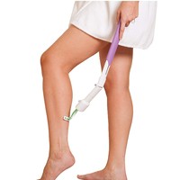 Untuk bagian yang sulit dijangkau ketika mencukur bulu kaki, Anda bisa menggunakan Giraffe Razor Extension Handle seharga Rp 400 ribuan. Foto: Amazon