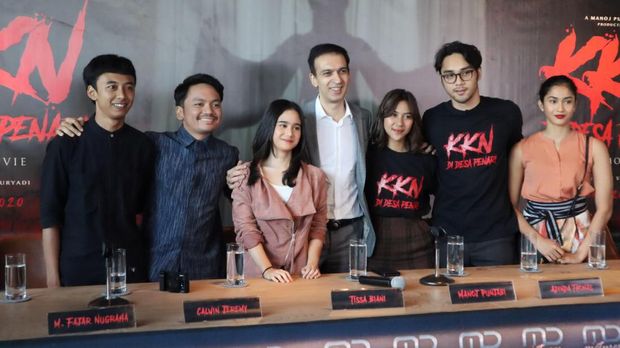 Film KKN: Di Desa Penari dibintangi aktor dan aktris seperti Fajar Nugraha, Aghniny Haque, Calvin Jeremy, Adinda Thomas, Tissa Biani, Ahmad Megantara, Kiki Narendra, Aulia Sarah, Aty Cancer dan Diding Boneng. Doc.MD Pictures