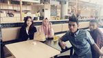 Begini Pose Ngopi Angely Emitasari, Kades Lamongan yang Cantik