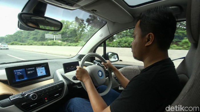 BMW i3s resmi diperkenalkan di Indonesia pada ajang GIIAS 2019 lalu. Kami pun berkesempatan mencoba city car dengan tenaga yang sepenuhnya listrik itu.