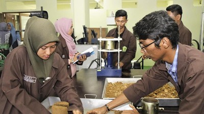 Semen Indonesia Revitalisasi Laboratorium Universitas Bung Hatta