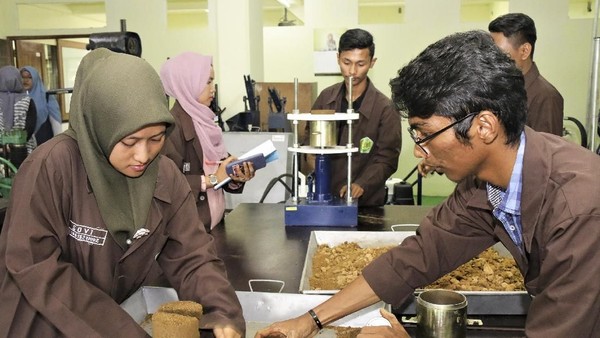 Semen Indonesia Revitalisasi Laboratorium Universitas Bung Hatta