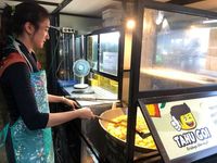 Mirip Model, Cantiknya Tukang Tahu Goreng Ini Bikin Gagal Fokus