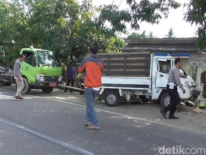 Video Kecelakaan Beruntun di Polman, 2 Orang Terjepit Badan Mobil