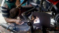 Antusias masyarakat atas bengkel modifikasi dan pembuatan motor yang ramah disabilitas itu membuat usaha Catur dapat bertahan hingga kini sejak mulai dibangun pada tahun 2004 silam.