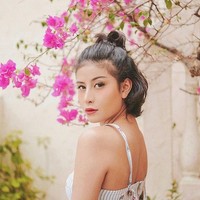 Karin Novilda atau lebih dikenal dengan Awkarin sempat menyita perhatian melalui penampilan wajahnya yang terlihat berubah drastis. Melakukan filler bibir membuat bibir Awkarin yang tadinya terlihat tipis kini menjadi jauh lebih tebal seperti Kylie Jenner. Foto: Instagram@awkarin