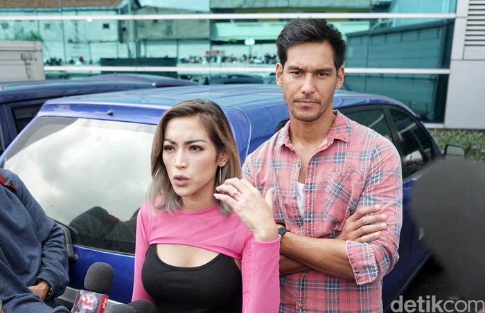 Jessica Iskandar dan Richard Kyle saat ditemui di studio Trans TV.