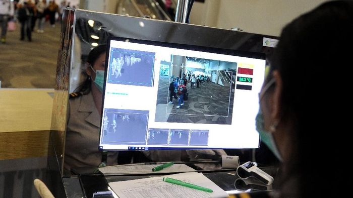 PENCEGAHAN VIRUS CORONA DI BANDARA BALI Petugas memantau suhu tubuh penumpang menggunakan alat pemindai suhu tubuh di Terminal Kedatangan Internasional Bandara Internasional I Gusti Ngurah Rai, Bali, Rabu (22/1/2020). Alat pemindai suhu tubuh tersebut dipasang Kantor Kesehatan Pelabuhan (KKP) Kelas I Denpasar sebagai upaya pengawasan dan antisipasi penyebaran Virus Corona yang mewabah dari Wuhan, China. ANTARA FOTO/Fikri Yusuf/hp.