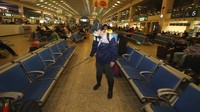 Upaya pencegahan juga dilakukan di stasiun kereta yang berada di Kota Wuhan, China, tempat virus corona jenis baru tersebut diketahui muncul. Petugas menyemprotkan desinfektan di sejumlah area transportasi publik, salah satunya stasiun kereta, guna mencegah penyebaran virus corona jenis baru itu makin meluas saat musim mudik menjelang Tahun Baru Imlek. Chinatopix via AP.