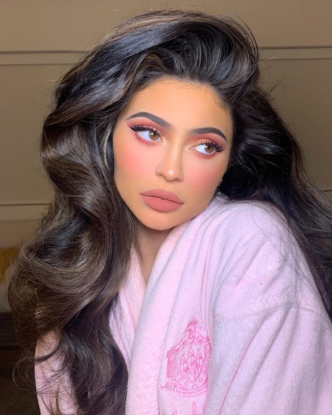2020Kylie Jenner pun semakin percaya diri menunjukkan bibir fillernya. Sudah tampil dengan filler, pengusaha kosmetik 22 tahun itu sengaja menggunakan teknik makeup overlips sehingga semakin memberikan efek bibir menonjol.  Foto: Instagram @kyliejenner