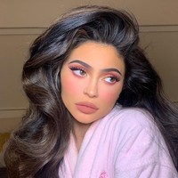 2020Kylie Jenner pun semakin percaya diri menunjukkan bibir fillernya. Sudah tampil dengan filler, pengusaha kosmetik 22 tahun itu sengaja menggunakan teknik makeup overlips sehingga semakin memberikan efek bibir menonjol.  Foto: Instagram @kyliejenner