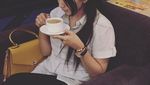 Begini Pose Ngopi Angely Emitasari, Kades Lamongan yang Cantik