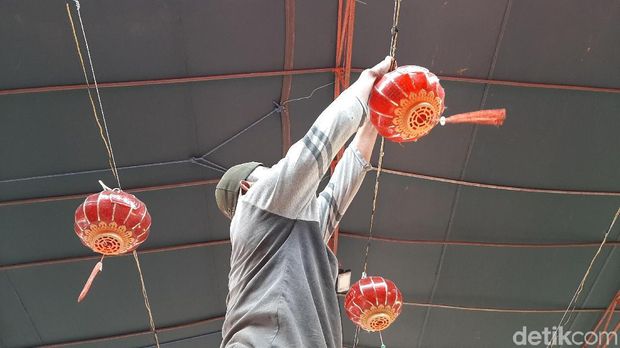 Jelang Imlek, 2.000 Lampion Dipasang di Klenteng Dekat Jembatan Ampera