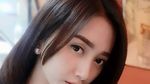 Begini Pose Ngopi Angely Emitasari, Kades Lamongan yang Cantik
