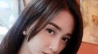 Ini jadi salah satu bukti bahwa Angely Emitasari punya pose cantik saat ngopi di kafe. Angely merupakan Kepala Desa di Lamongan yang sedang viral karena kecantikannya. Foto: Instagram @angelemythasari