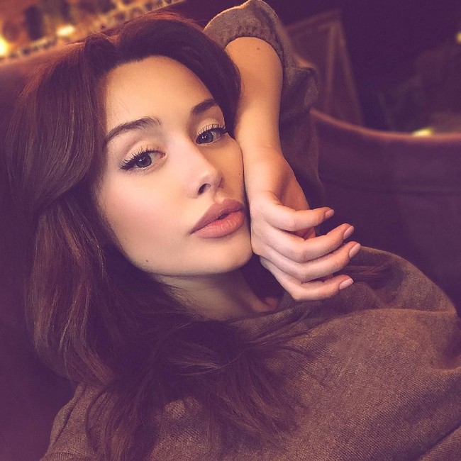 Di Instagram, Alina cukup populer dengan jumlah pengikut 20 ribu lewat akun @ts8ali. Ia pun kerap berbagi foto penampilannya yang menawan dengan makeup tipis. Foto: Instagram