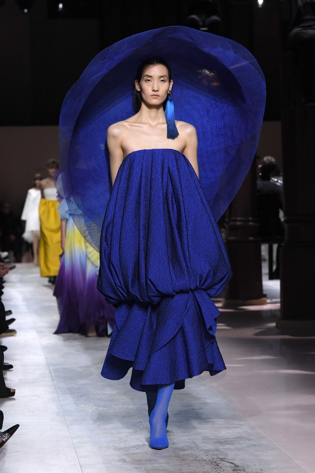 Fashion show koleksi Givenchy Haute Couture Spring 2020 di Paris Fashion Week, Paris, Prancis. [Photo by Pascal Le Segretain/Getty Images].