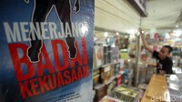 Penasaran ingin berkunjung dan mencari buku bacaan di basement mal ini? catat ya, waktu buka para pedagang buku biasanya mulai dari jam 10 pagi hingga 10 malam.