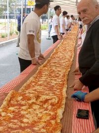 Pizza Terpanjang 100 M Dibuat untuk Donasi ke Damkar Australia