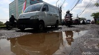 Begini penampakan salah satu sudut Jalan Raya Kaliabang, Bekasi, Jawa Barat, yang mengalami kerusakan parah, Kamis (23/1/2020).