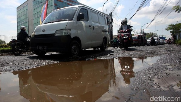 Hati-hati! Jalan Raya Kaliabang Bekasi Rusak Parah