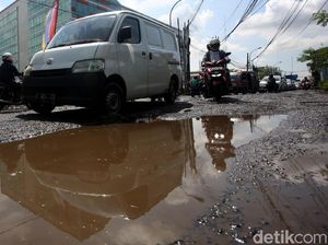 Hati-hati! Jalan Raya Kaliabang Bekasi Rusak Parah