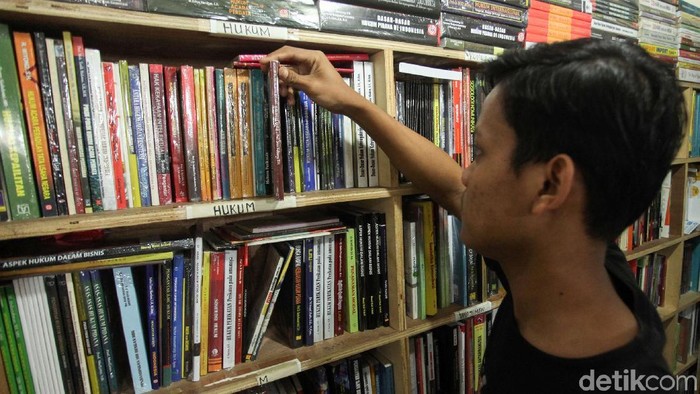 Basement mal Blok M Square terkenal sebagai sentra buku cukup populer di Jakarta. Berbagai buku menarik untuk anak-anak hingga dewasa tersedia di sana.