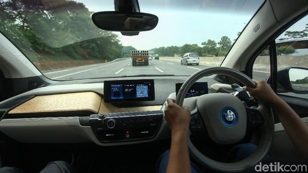 Sensasi Berkendara Mobil Mungil Tanpa Asap, BMW i3s