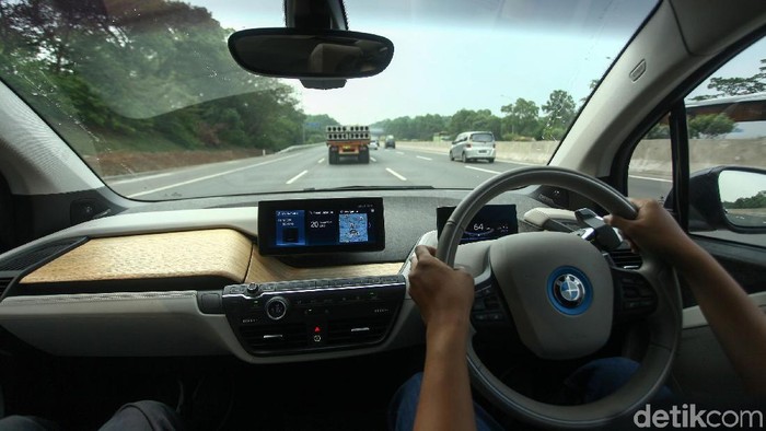BMW i3s resmi diperkenalkan di Indonesia pada ajang GIIAS 2019 lalu. Kami pun berkesempatan mencoba city car dengan tenaga yang sepenuhnya listrik itu.