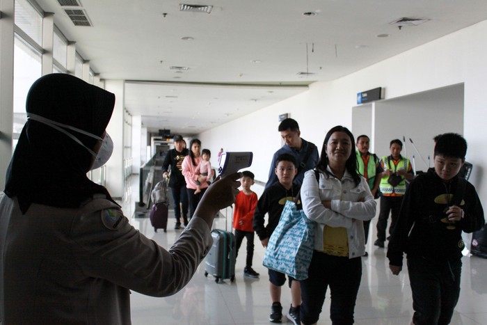 Sejumlah petugas berada di ruang isolasi di terminal 2 Bandara Juanda Surabaya, Jawa Timur, Rabu (22/1/2020). Kantor Kesehatan Pelabuhan kelas 1 Surabaya wilayah kerja bandara Juanda meningkatkan kewaspadaan dengan memasang alat pendeteksi suhu tubuh (thermal scanner) untuk mengantisipasi masuknya virus corona yang berasal dari negara China ke wilayah Indonesia. ANTARA FOTO/Umarul Faruq/hp.