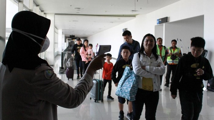ANTISIPASI VIRUS CORONA Sejumlah petugas berada di ruang isolasi di terminal 2 Bandara Juanda Surabaya, Jawa Timur, Rabu (22/1/2020). Kantor Kesehatan Pelabuhan kelas 1 Surabaya wilayah kerja bandara Juanda meningkatkan kewaspadaan dengan memasang alat pendeteksi suhu tubuh (thermal scanner) untuk mengantisipasi masuknya virus corona yang berasal dari negara China ke wilayah Indonesia. ANTARA FOTO/Umarul Faruq/hp.