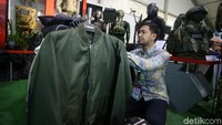 Tidak hanya seragam militer, jaket untuk para prajurit juga menghiasi stand pameran.