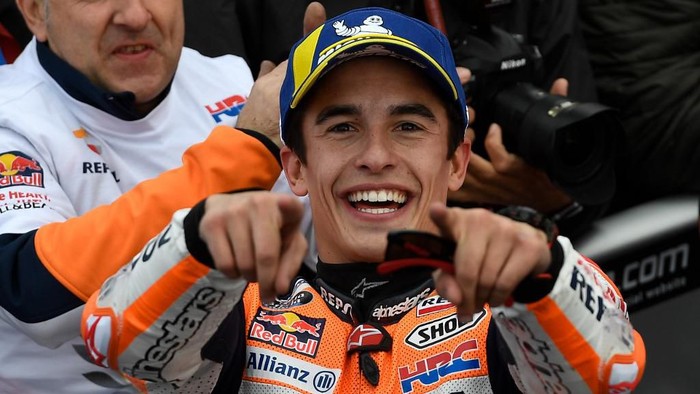 Repsol Honda Teams Spanish rider Marc Marquez celebrates after winning the MotoGP race of the MotoGP Valencia Grand Prix at the Ricardo Tormo racetrack in Cheste near Valencia, on November 17, 2019. - World champion Marc Marquez clinched his 12th MotoGP victory of the season in final race in Valencia. (Photo by PIERRE-PHILIPPE MARCOU / AFP)