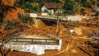 Jembatan di Kampung Cigobang, Lebak, Banten, juga rusak diterjang material longsor.