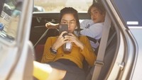 Duduk santai di dalam mobil, ini pose Adinda Thomas bersama rekan artis Sahira Anjani sambil menyeruput minuman boba kesukaannya. Foto: Instagram @adindathomas