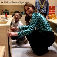 Kate Middleton mengunjungi Birmingham Science Museum di Brimingham, Inggris, baru-baru ini. Dalam kunjungan tersebut, Kate Middleton melengkapi gayanya dengan beberapa aksesori, salah satunya gelang emas. (Foto: Eddie Keogh-WPA Pool/Getty Images)