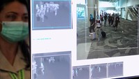Alat pemindai suhu tubuh dipasang sebagai upaya pengawasan dan antisipasi penyebaran virus corona. Antara Foto/Fikri Yusuf.