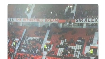 Bangku Old Trafford yang bannya kosong pun ramai dibicarakan di linimasa. Foto: Twitter
