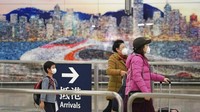 Tak hanya di China, warga Hong Kong yang hendak mudik ke kampung halaman untuk merayakan Imlek juga turut mengenakan masker sebagai upaya untuk mengantisipasi terjangkit penyakit akibat virus corona jenis baru. AP Photo/Kin Cheung.