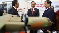 Jokowi mengecek sejumlah peralatan tempur dan senjata perang buatan dalam negeri yang dipamerkan di Kemhan.