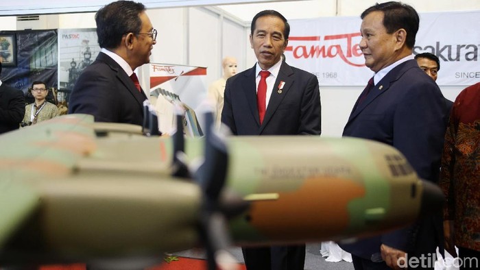 Presiden Joko Widodo (Jokowi) didampingi Menteri Pertahanan Prabowo Subianto menyambangi pameran alutsista di Kementerian Pertahanan (Kemhan), Jakarta, Kamis (23/1/2020). Mereka mengecek sejumlah kendaraan dan senjata perang buatan dalam negeri.
