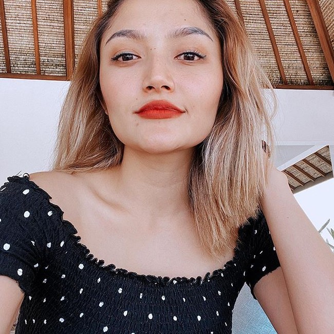 Selebriti selanjutnya yang juga mengaky melakukan filler bibir adalah penyanyi dangdut Siti Badriah. Siti Badriah diketahui melakukan suntik filler di klinik kecantikan dr. Chen Aesthetic & Antiaging. Foto: Instagram@sitibadriahh