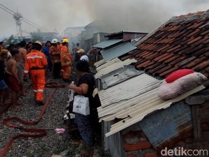 Tiga Rumah Semi Permanen di Surabaya Terbakar